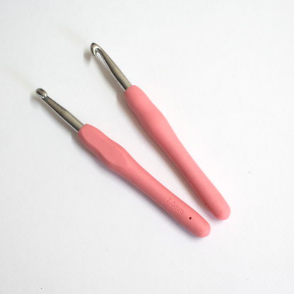 Picture of Aluminum soft touch crochet needle - 7mm