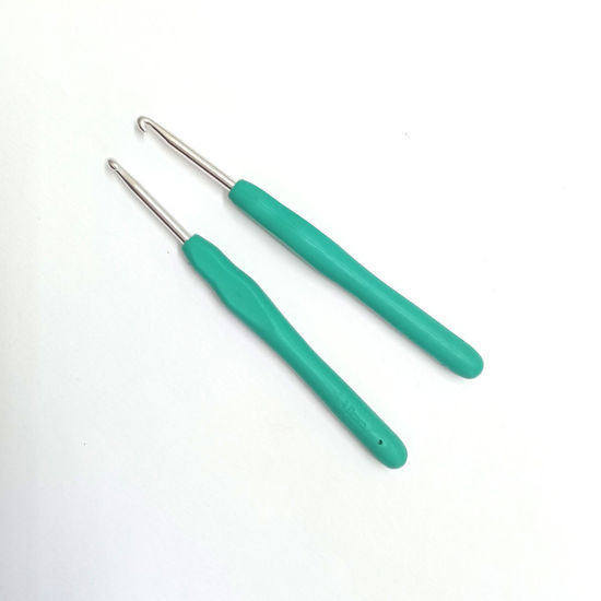 Picture of Aluminum soft touch crochet needle - 4mm